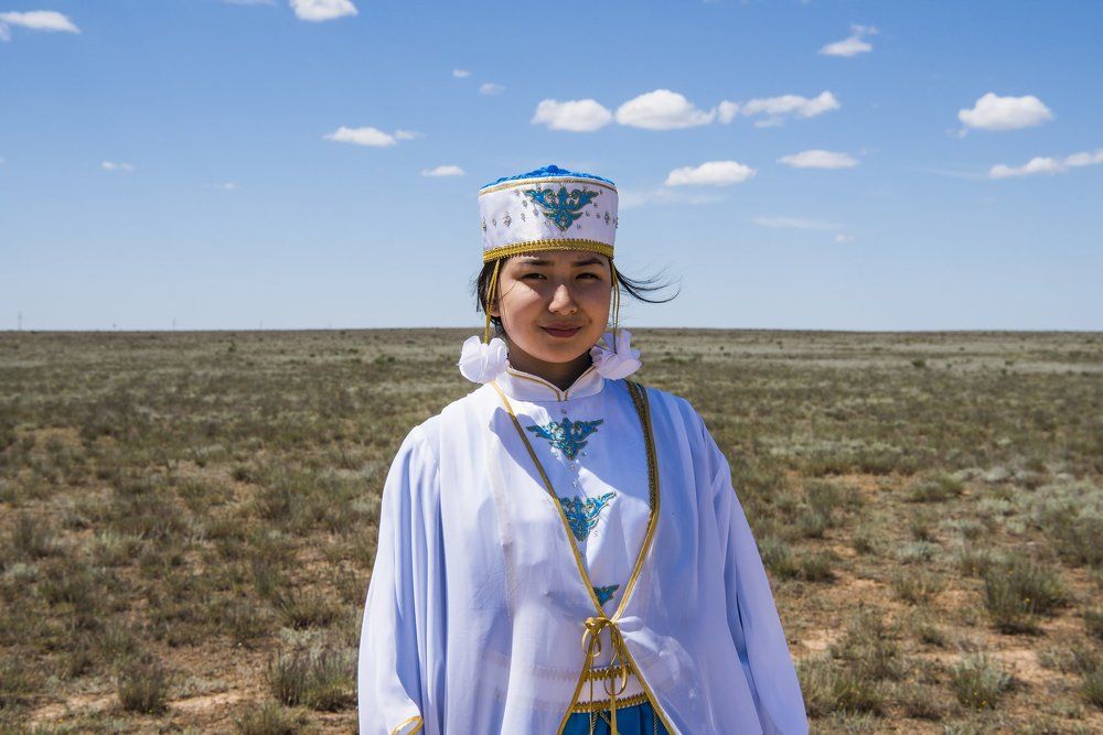 Девушка в степях Калмыкии