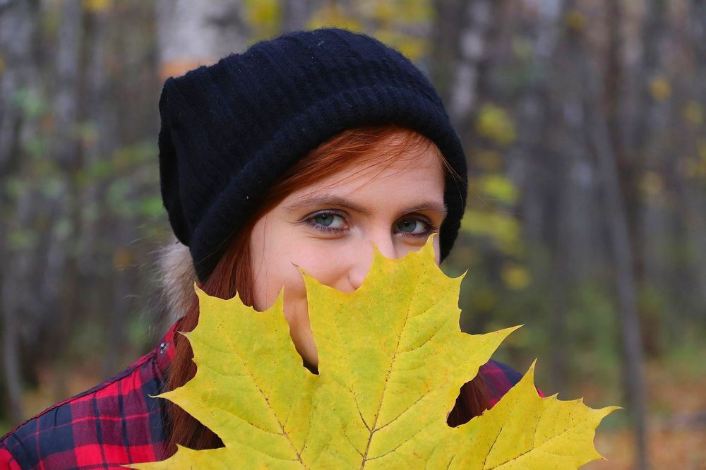 девушка с кленовым листочком