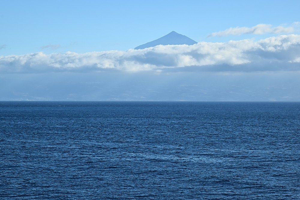 Парящий над облаками