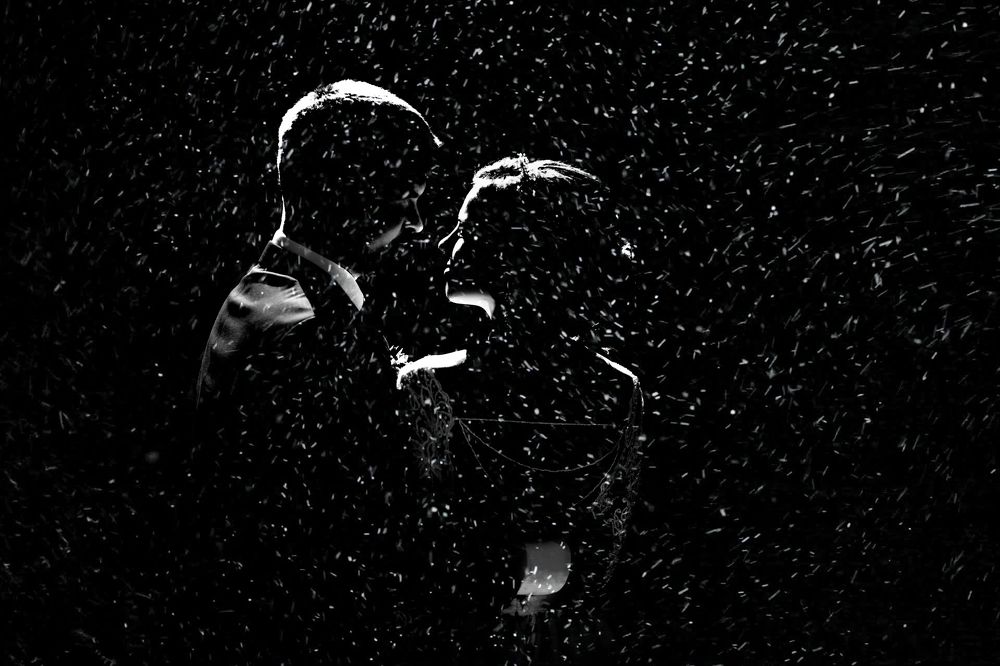 Молодожены под дождем