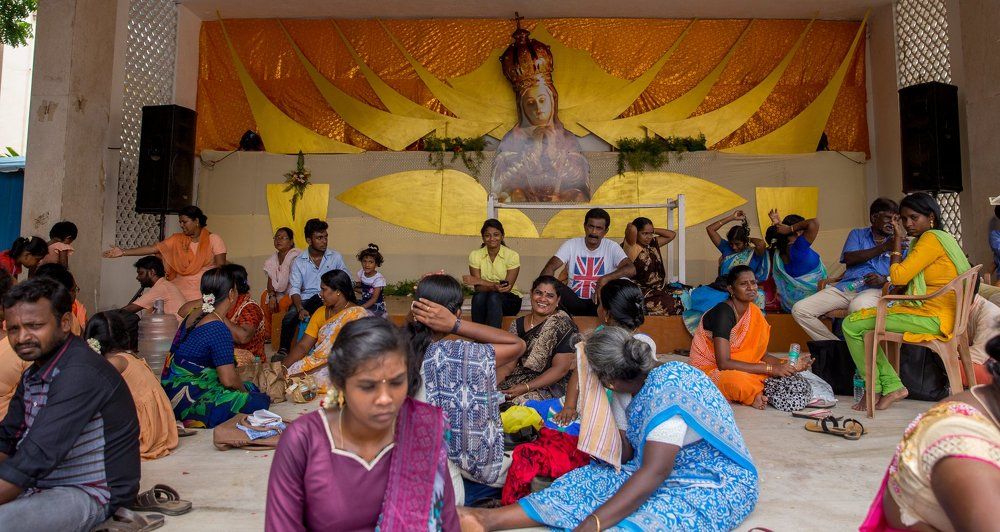 В ожидании мессы. Праздник