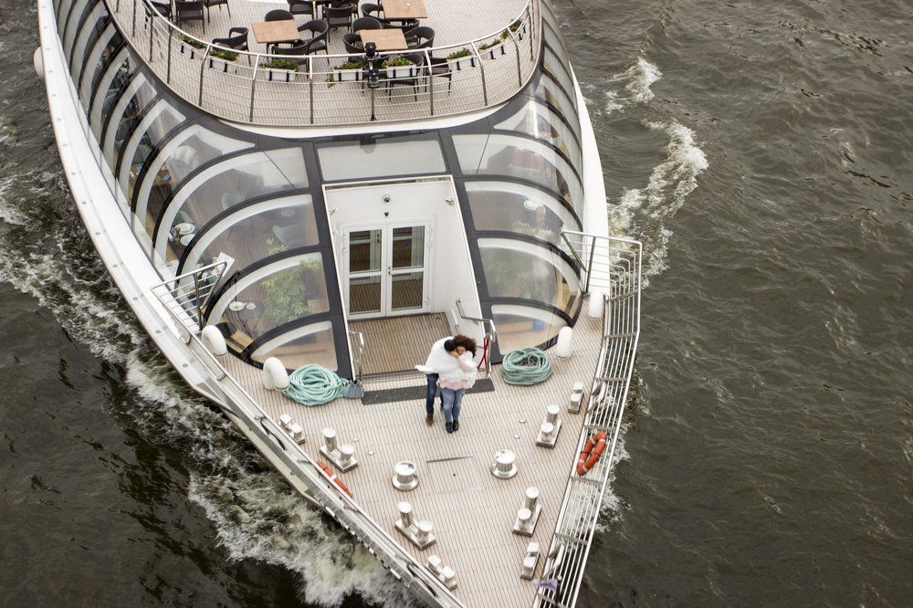 Towards the wind.  Навстречу ветру.