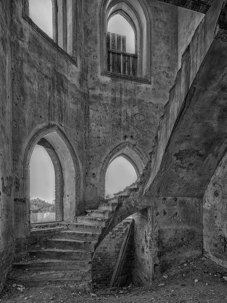 В развалинах