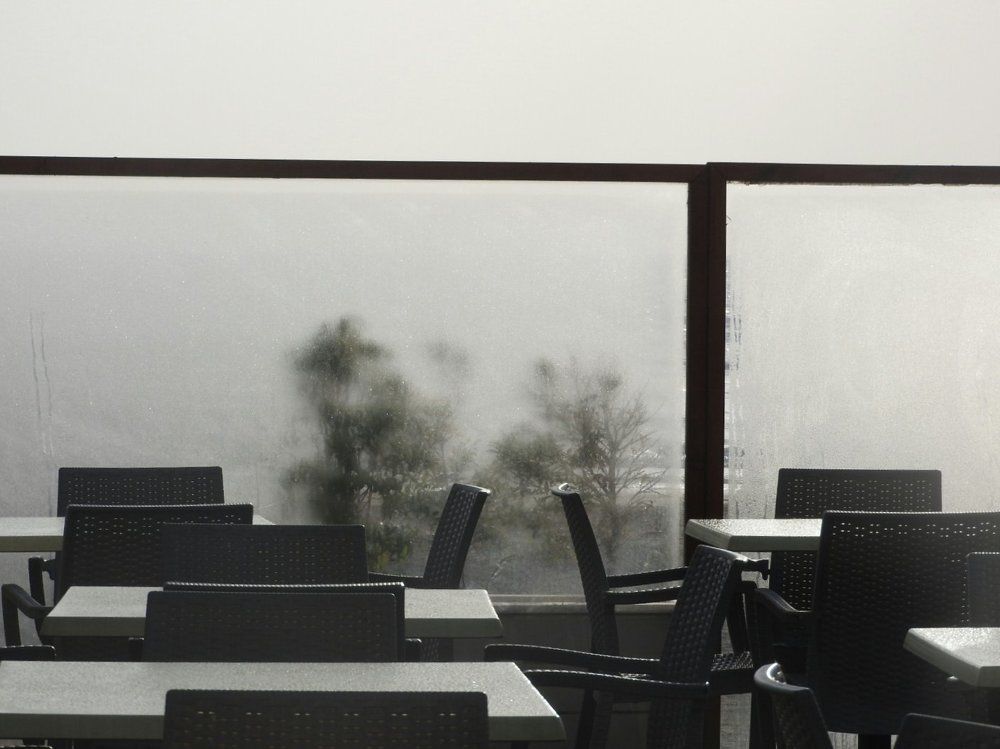 Туманное утро в прибрежном кафе.