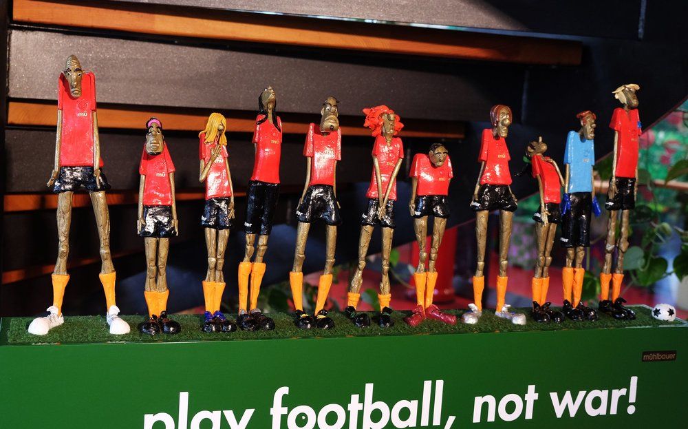 Футболисты....