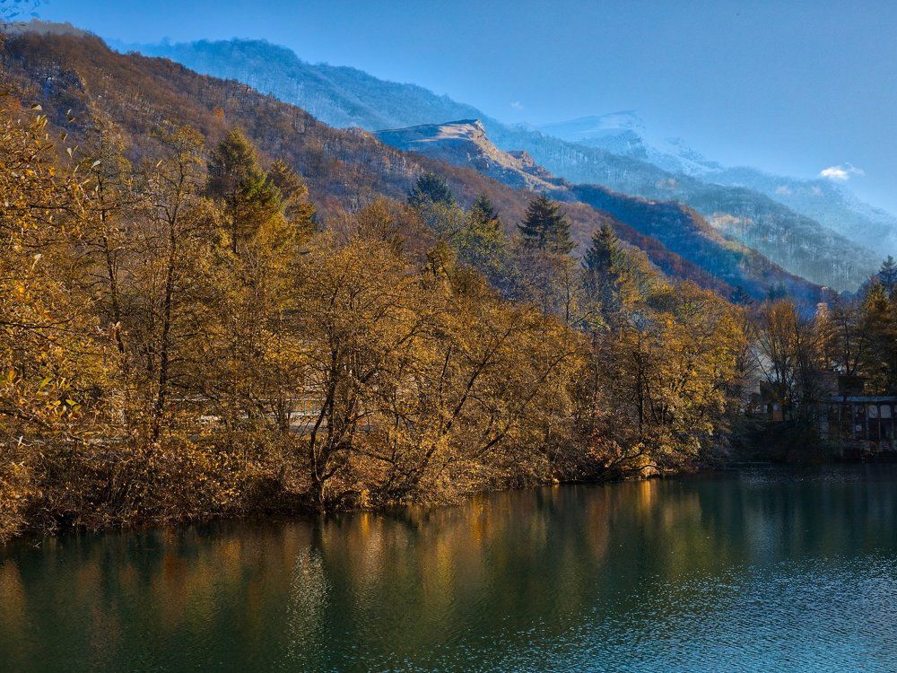 Голубое озеро