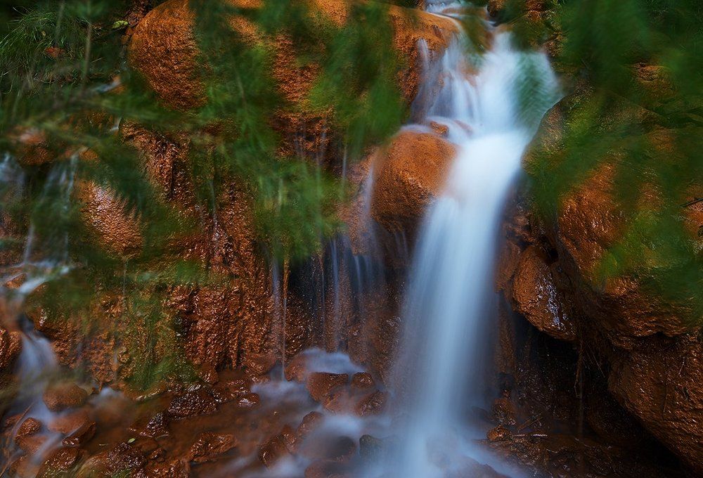 Красный водопад. Латвия