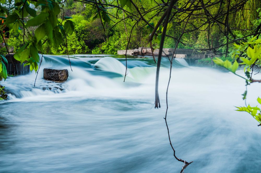 Водопад на дамбе