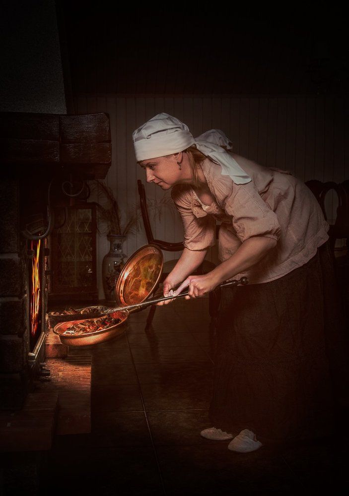 Служанка./The maid.