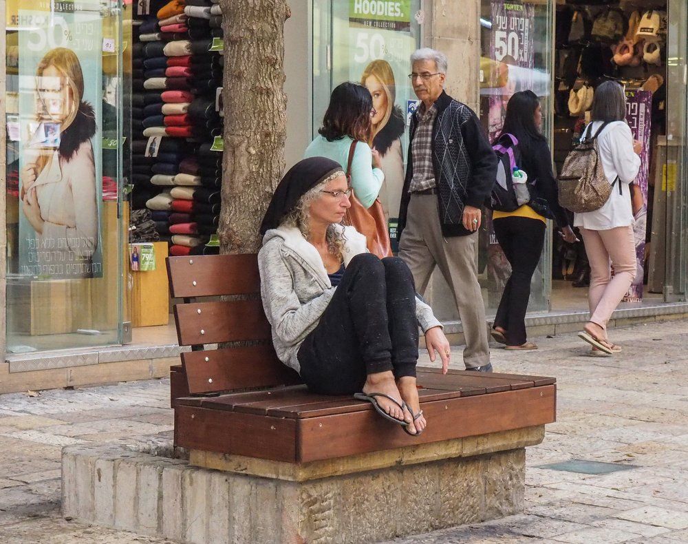 Блондинка на скамейке