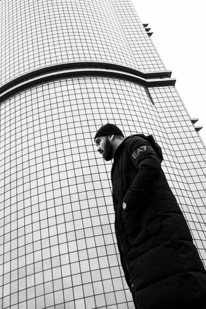 Возле небоскреба