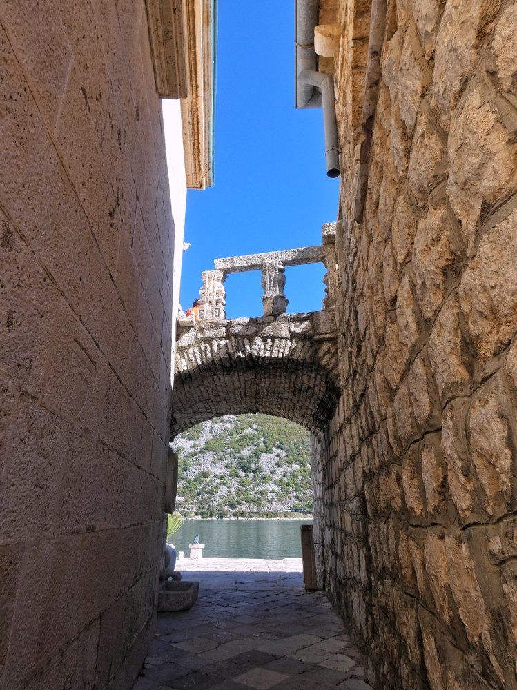 На острове Богородицы-на-рифе, Черногория.