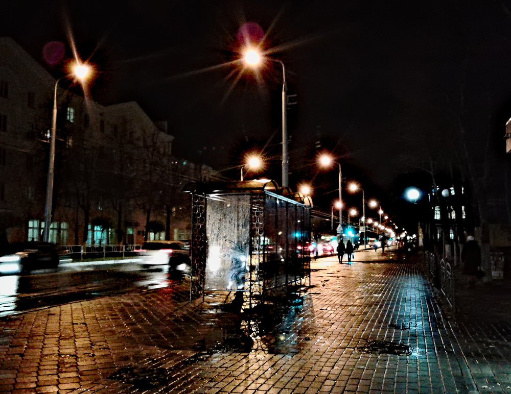 Ожидая автобус