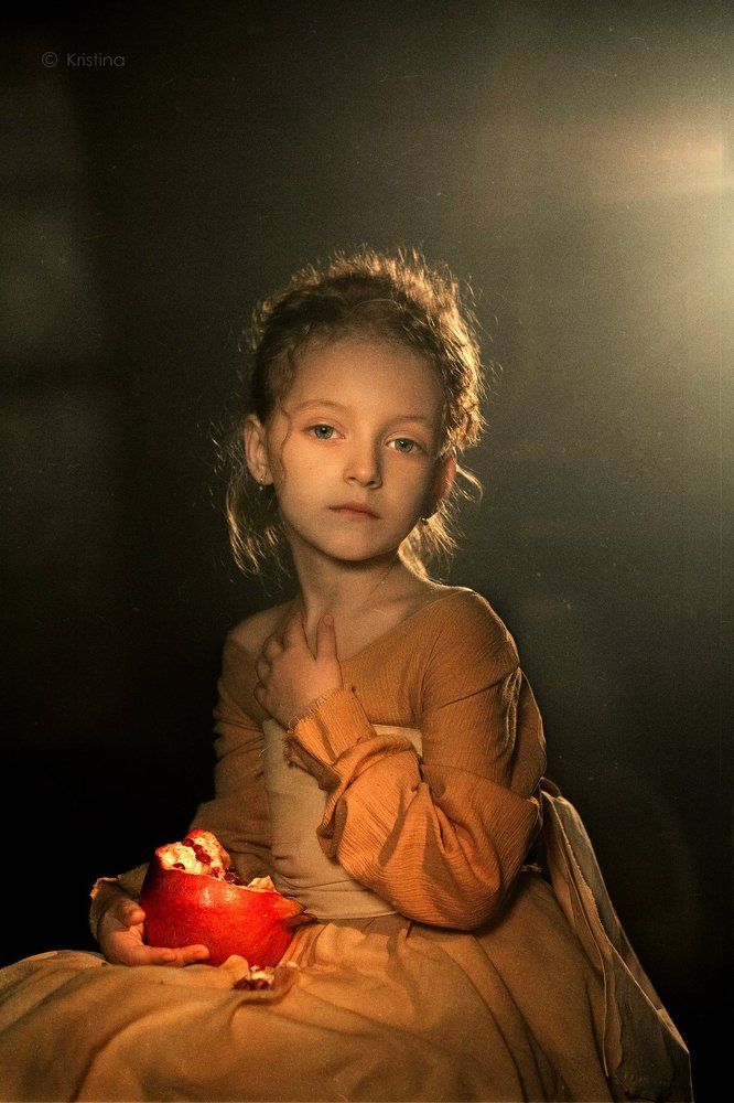 Девочка с гранатом.