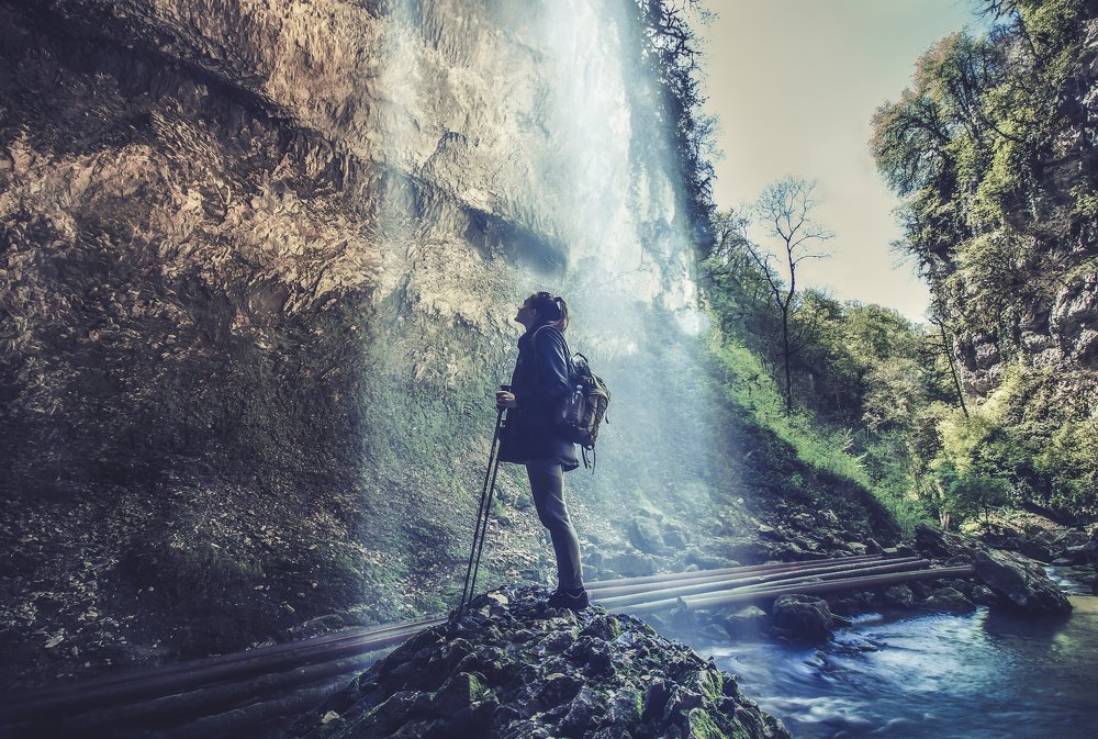 В лучах водопада