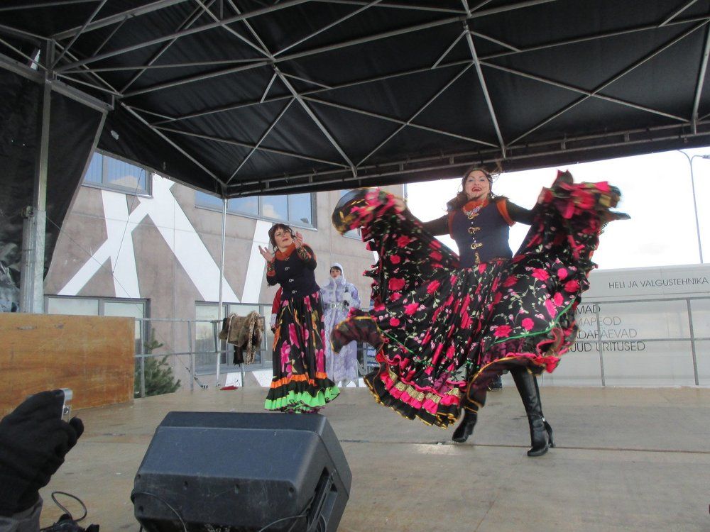 Цыгане пляшут