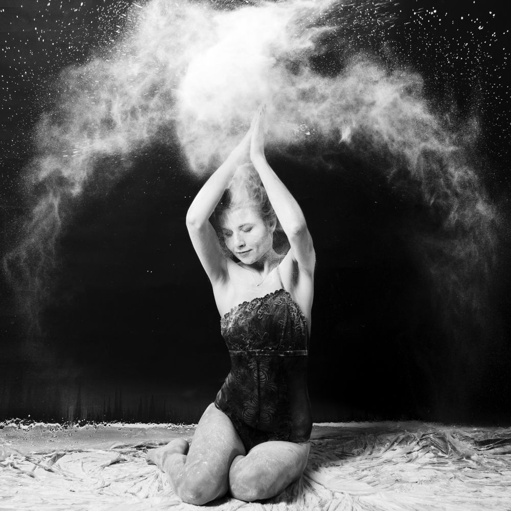 девушка с мукой