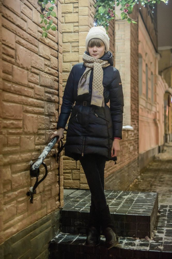 Девушка на лестнице