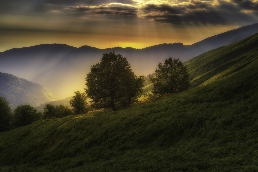 Закат на холмах Кавказских гор