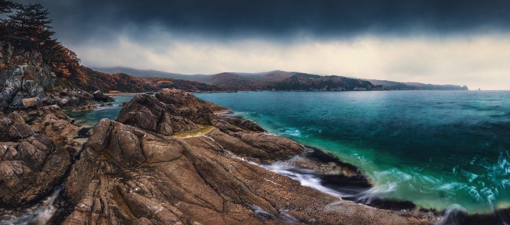 Осень и лазурные воды.