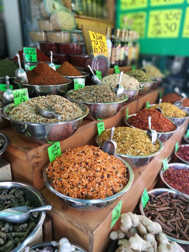 Слышен аромат не находясь там,по ту сторону )