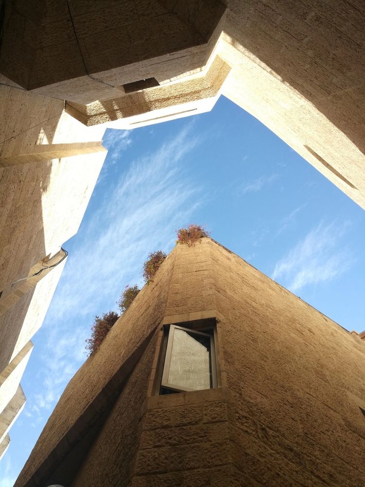 Фигурки в небе