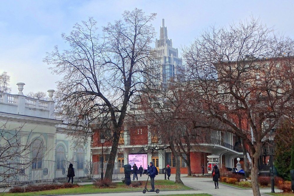 Старая и новая Москва ( накануне зимы в саду