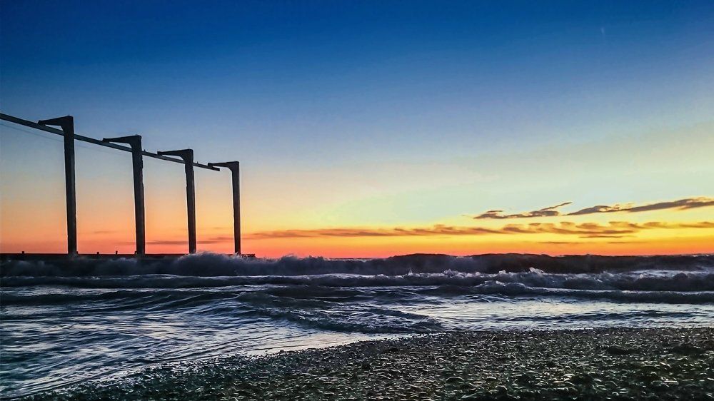 Зимние грёзы... раздавит волною...