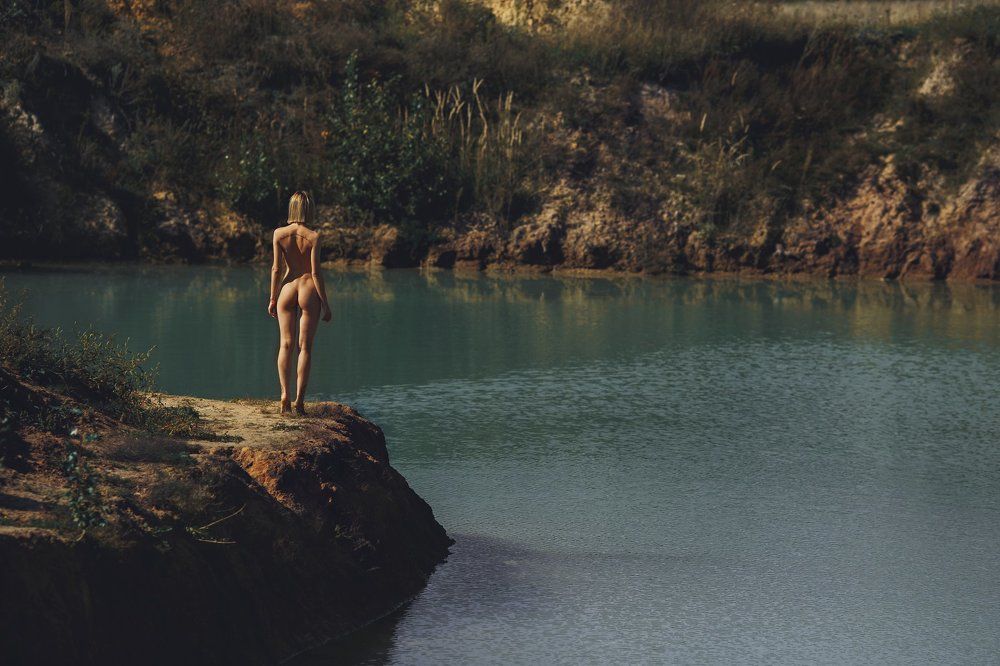 Девушка на обрыве