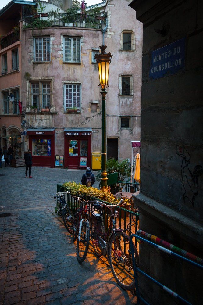 Старые переулки вечернего Парижа.