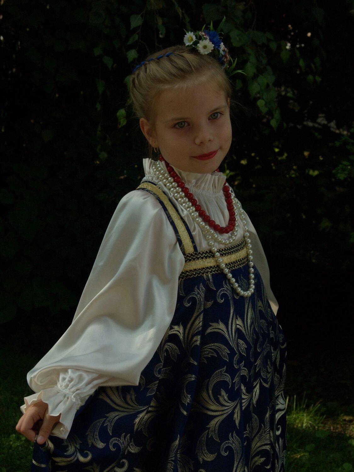 Девочка с бусами