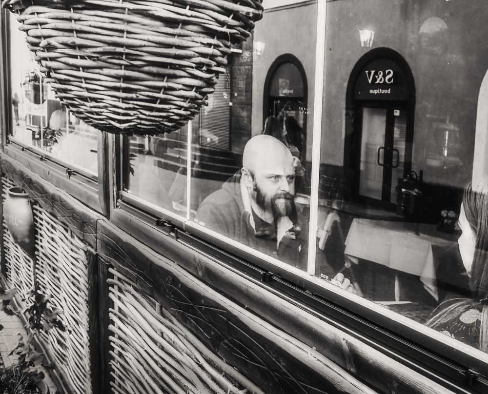 Двое за стеклом...