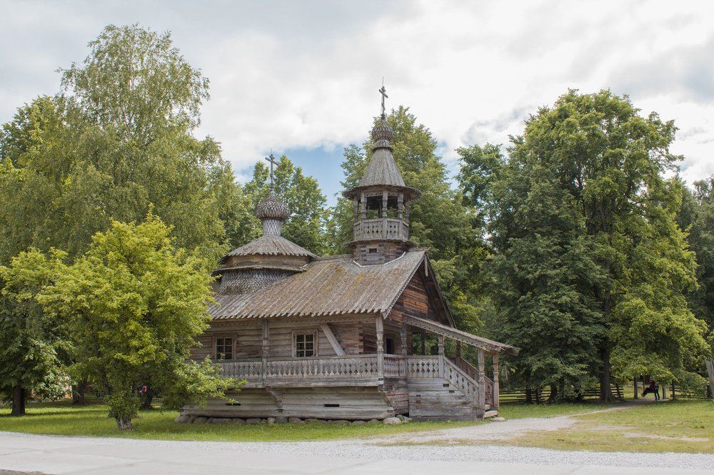 Деревянная церковь в лесу