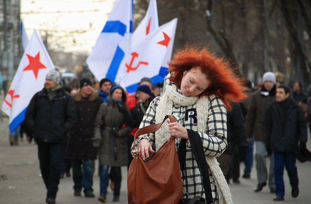 Средь шумного митинга