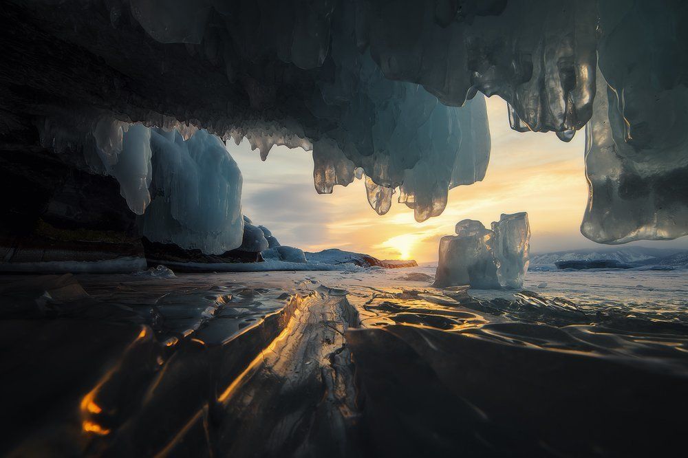 В ледяной пещере на закате