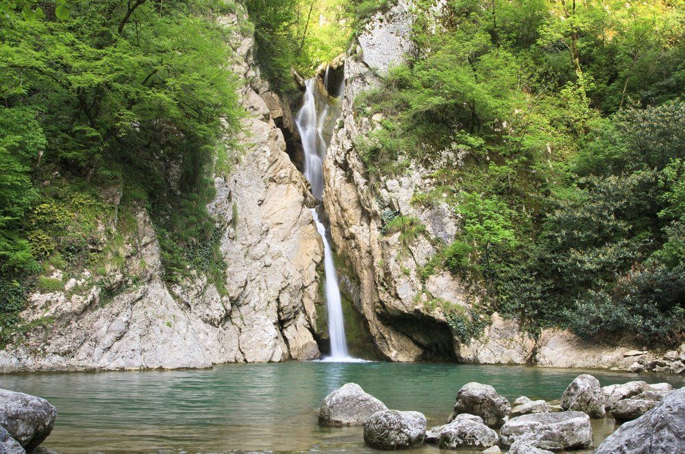 Агу́рские водопа́ды, Чертова купель.