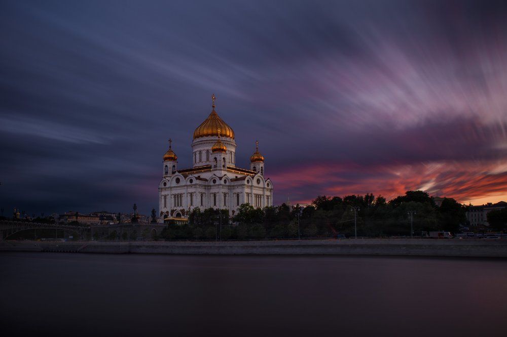 Алеет закат.