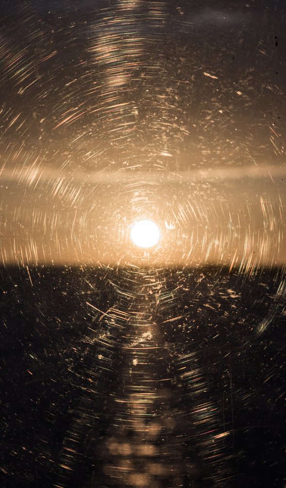 Солнце сквозь корабельное стекло