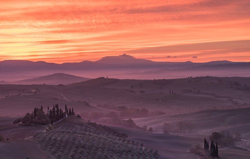Под красными облаками, в сиреневых горах....