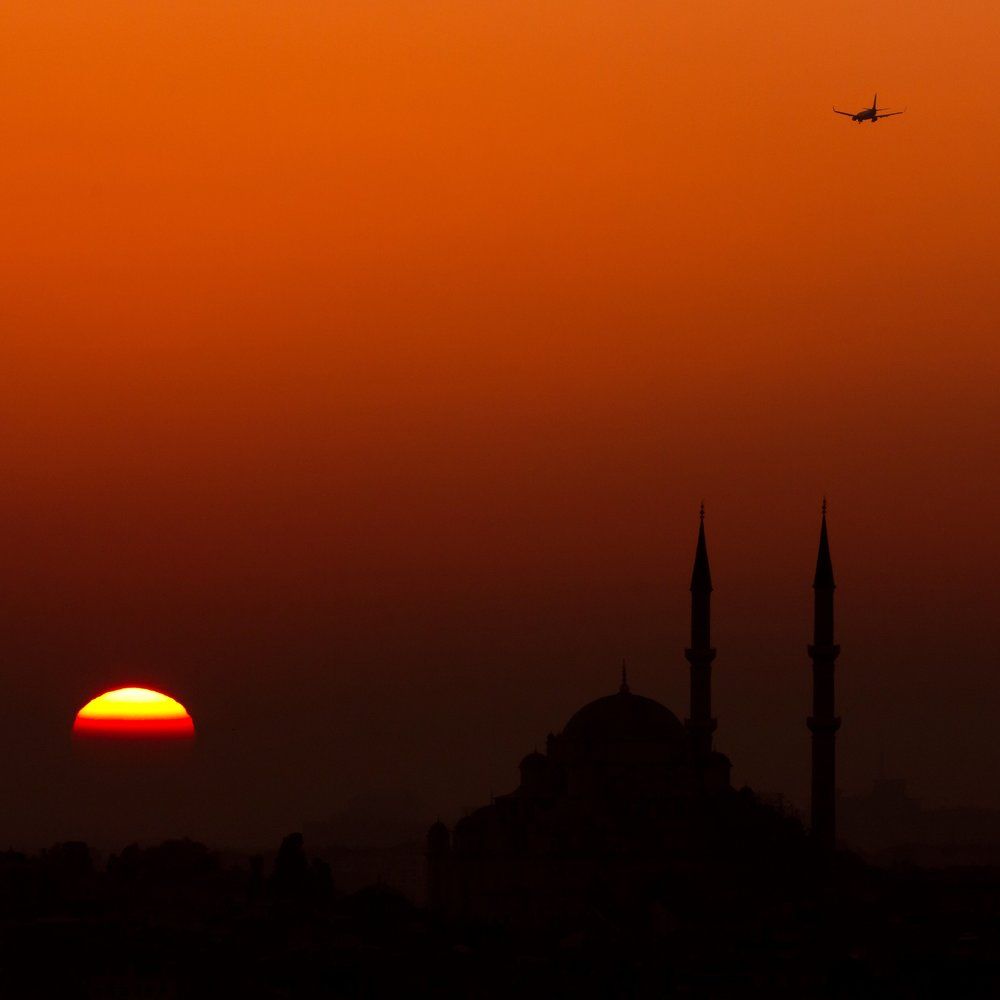 Стамбул из сумрака встаёт