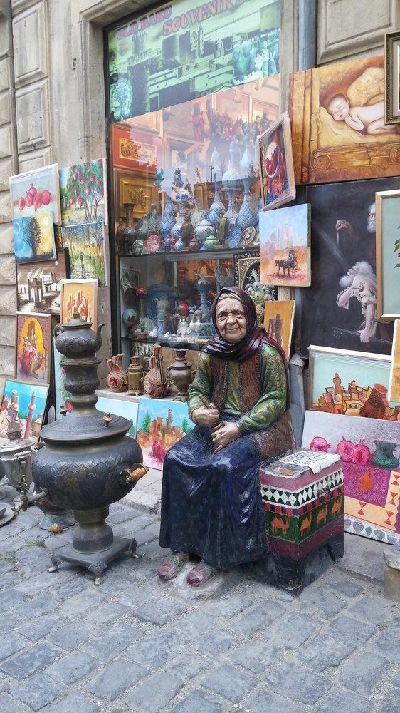Бабушка на улице Внутреннего Города Баку