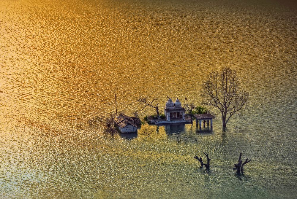 Разлился золотом закат.