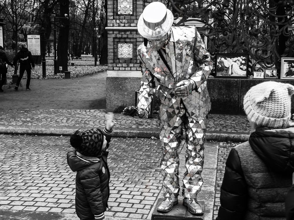 Дай пять, зеркальный человек