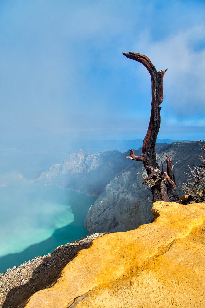 Кратер вулкана Иджин.