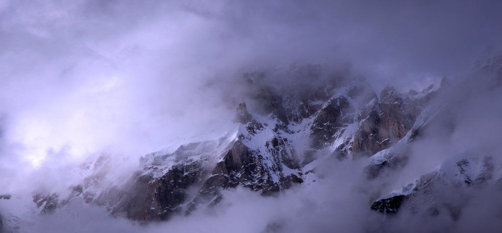 Горы тонут в облаках
