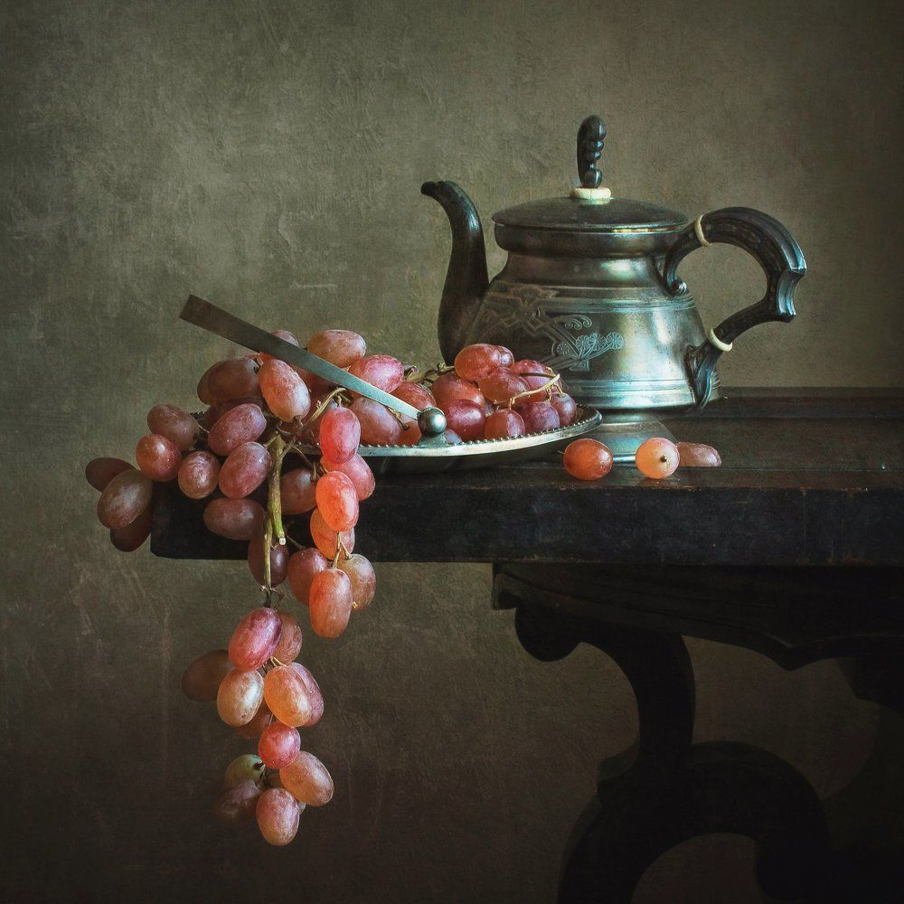 Этюд с виноградом и чайником