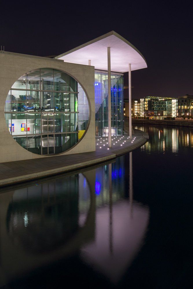 Отражение здания парламента