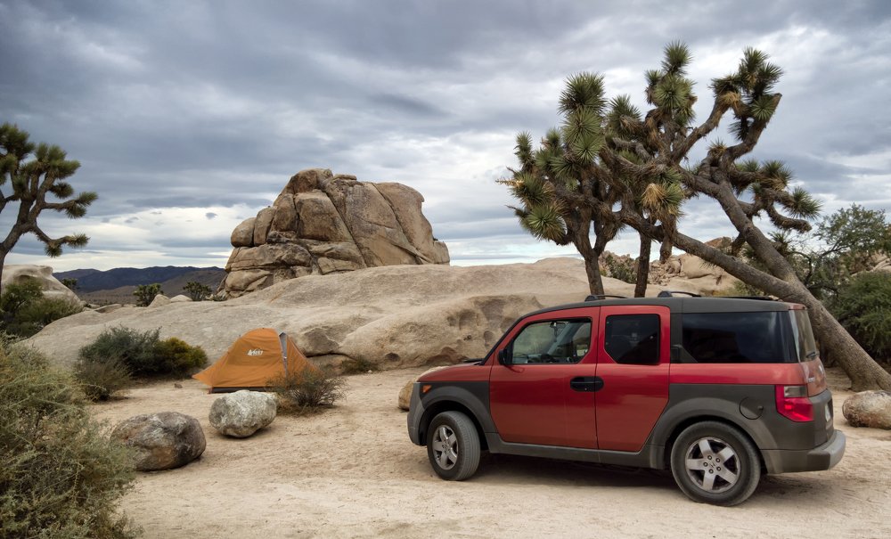 Nature morte with orange tent and terracotta avto