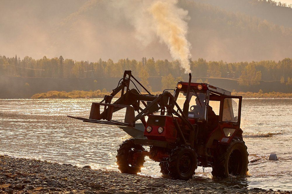 Утреннее купание трактора