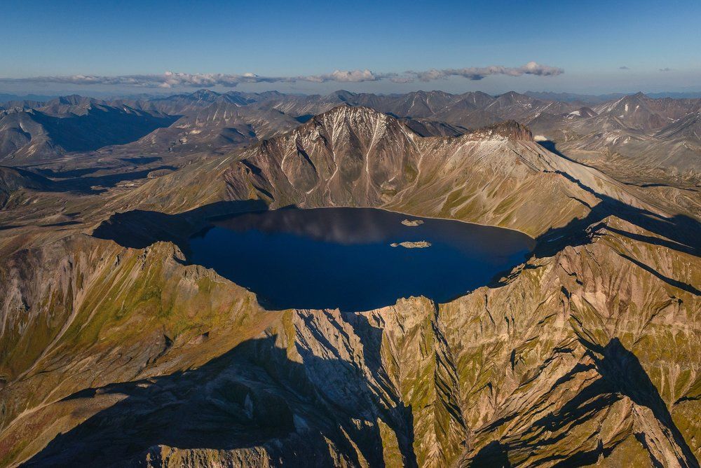Озеро в кратере вулкана Хангар